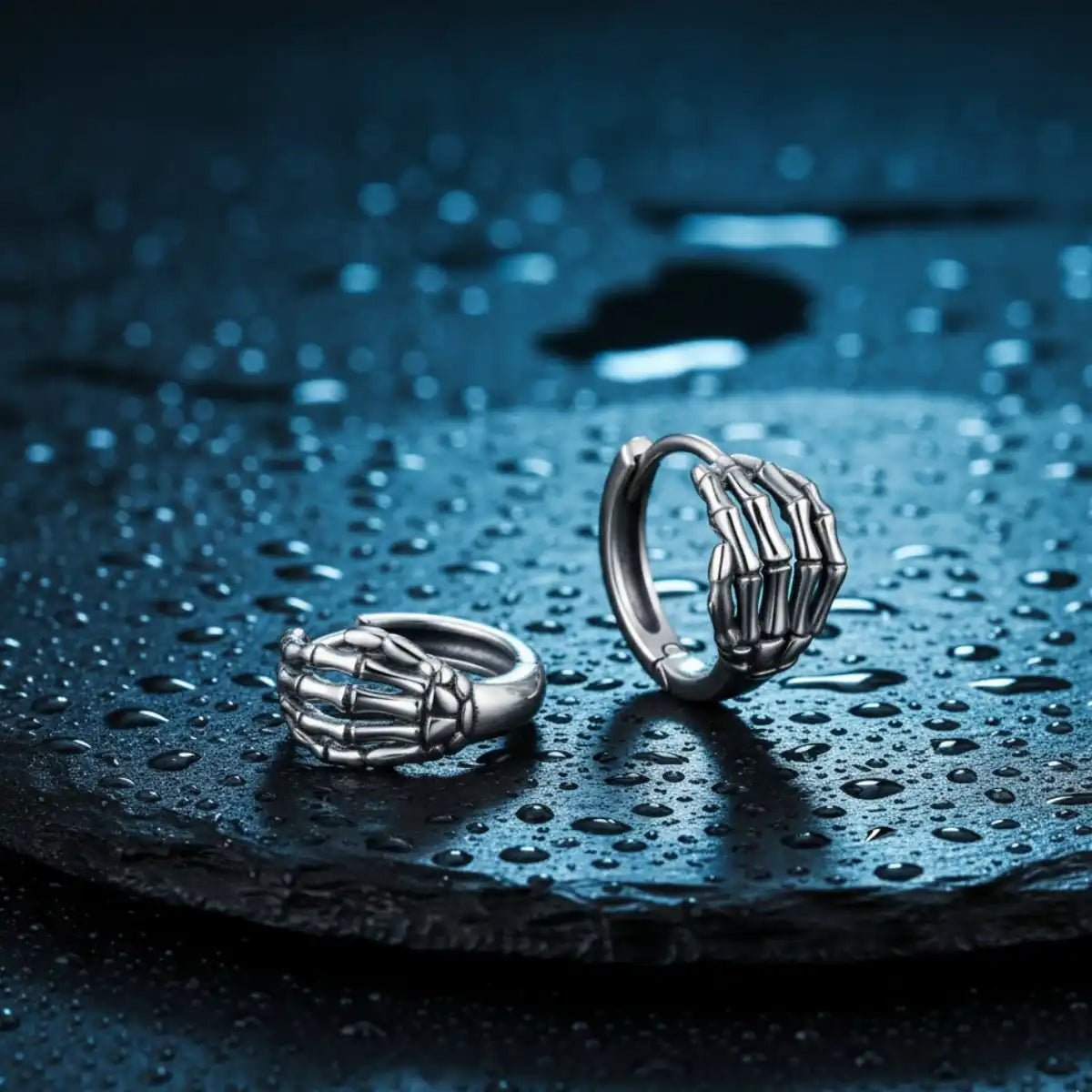 Orecchini a cerchio in argento con mano di scheletro Orecchini a cerchio in argento con mano di scheletro