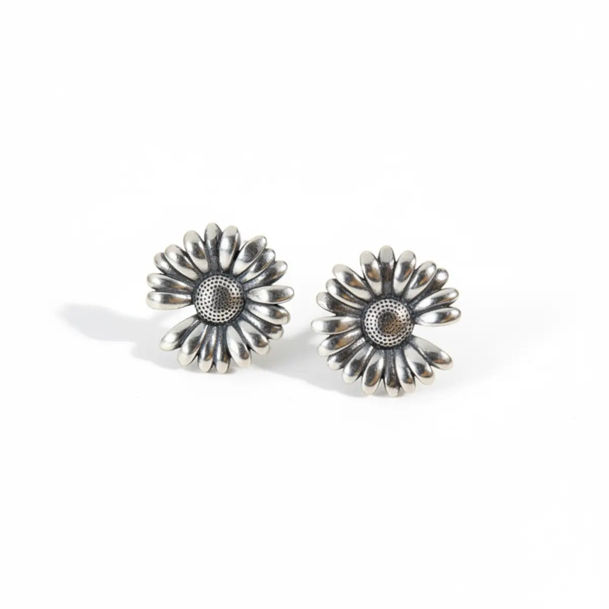 Daisy stud earrings sterling silver white gold details