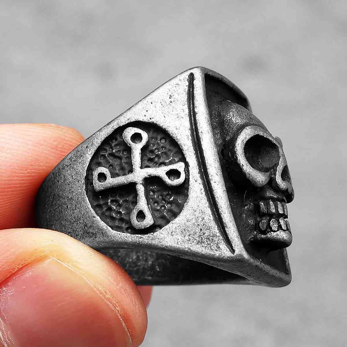 Aspero | Anillo Con Calaveras De Acero Inoxidable Plateado De 8 Mm