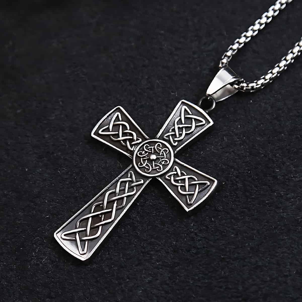 Piccola collana con croce celtica in argento sterling. La croce irlandese annodata sottolinea l'infinito amore di Dio. Ciondolo a croce, scegli la catena. - Italia Piccola collana con croce celtica in argento sterling. La croce irlandese annodata sottolinea l'infinito amore di Dio. Ciondolo a croce, scegli la catena. - Italia