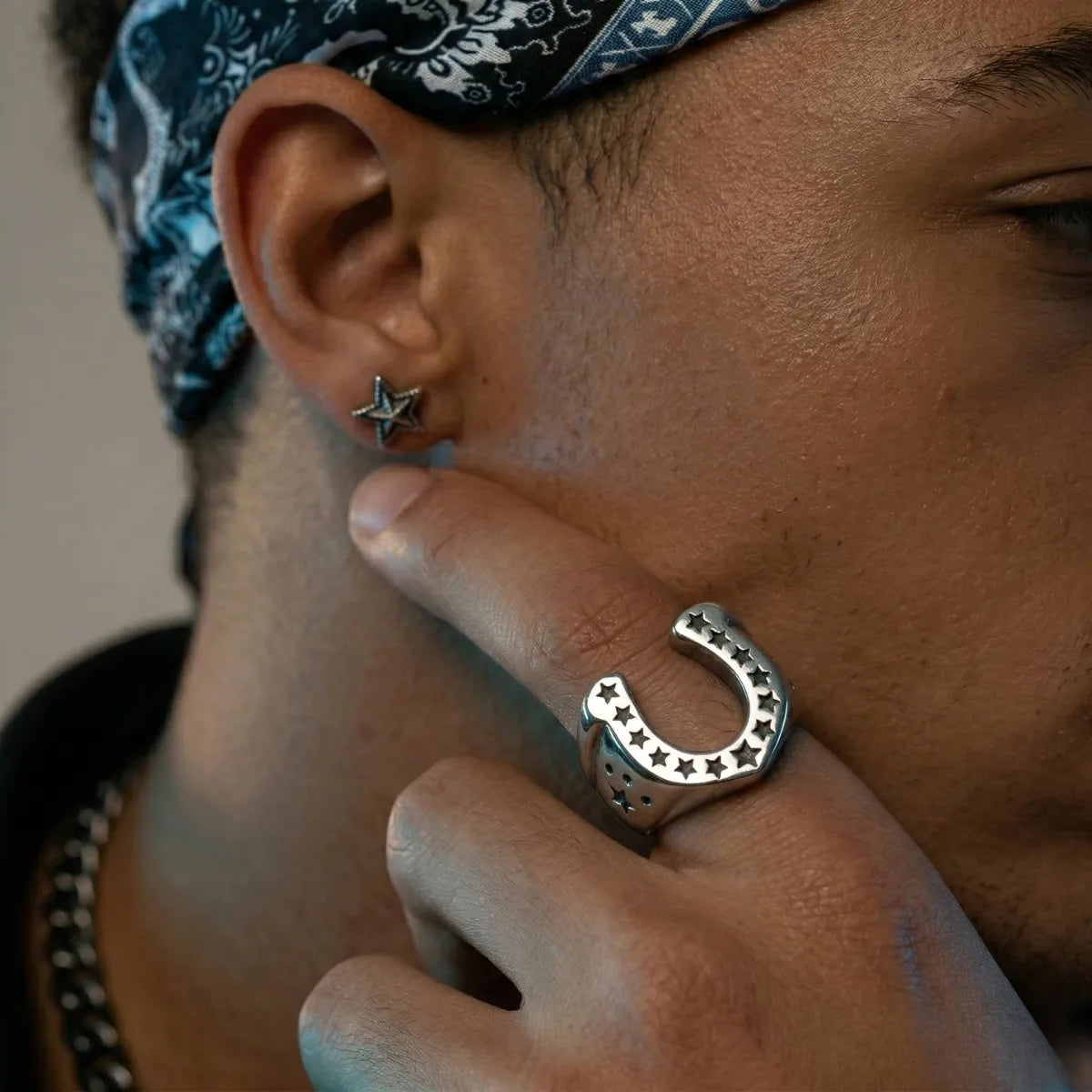 Close Up Man Wearing Mens Horseshoe Ring Star Pattern Punk Accessories