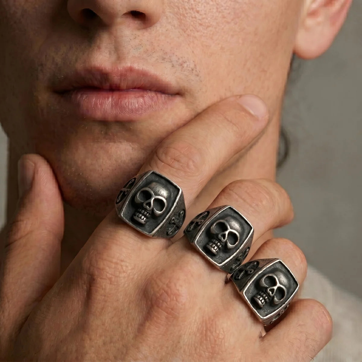 Man Wearing Phantom Skull Ring Men‘s Jewelry
