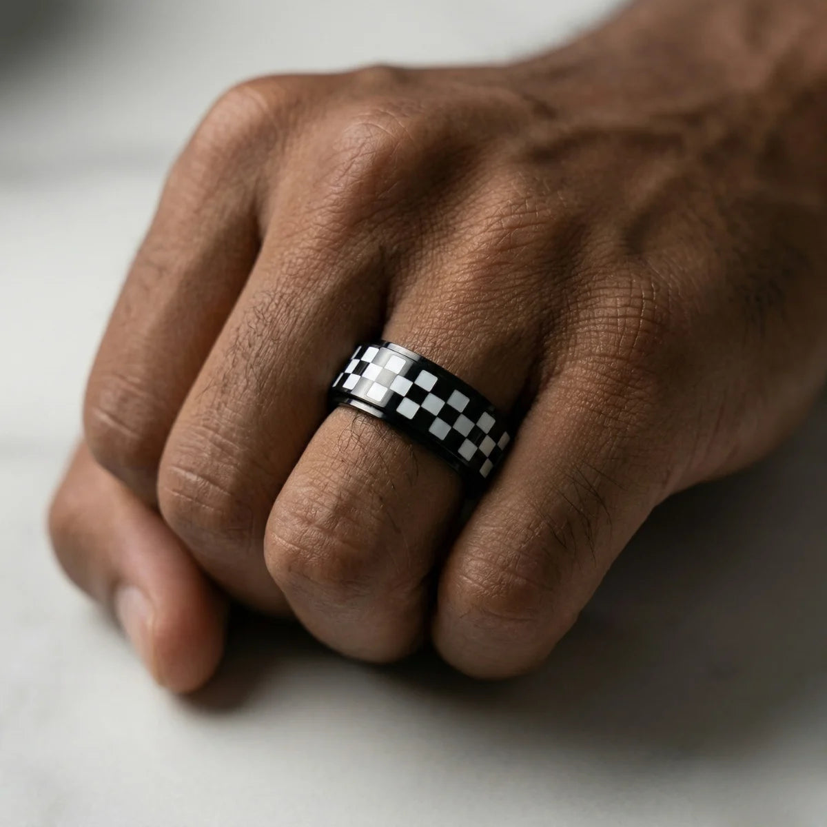Men‘s black Checkered Spinner Band on hand