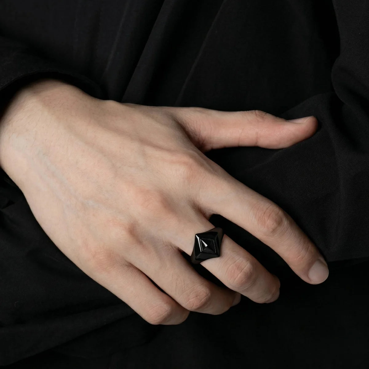 Men‘s black Geometric Rhombus Ring on hand