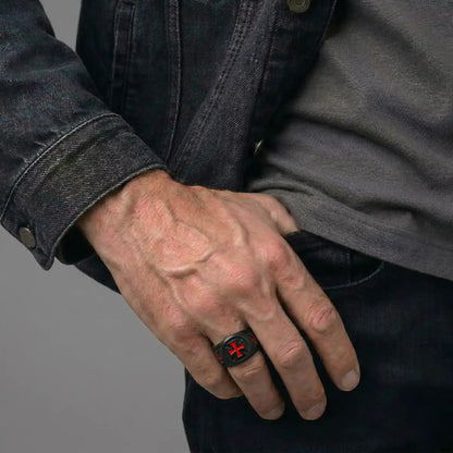 Men‘s black Knights Templar Cross Ring on hand