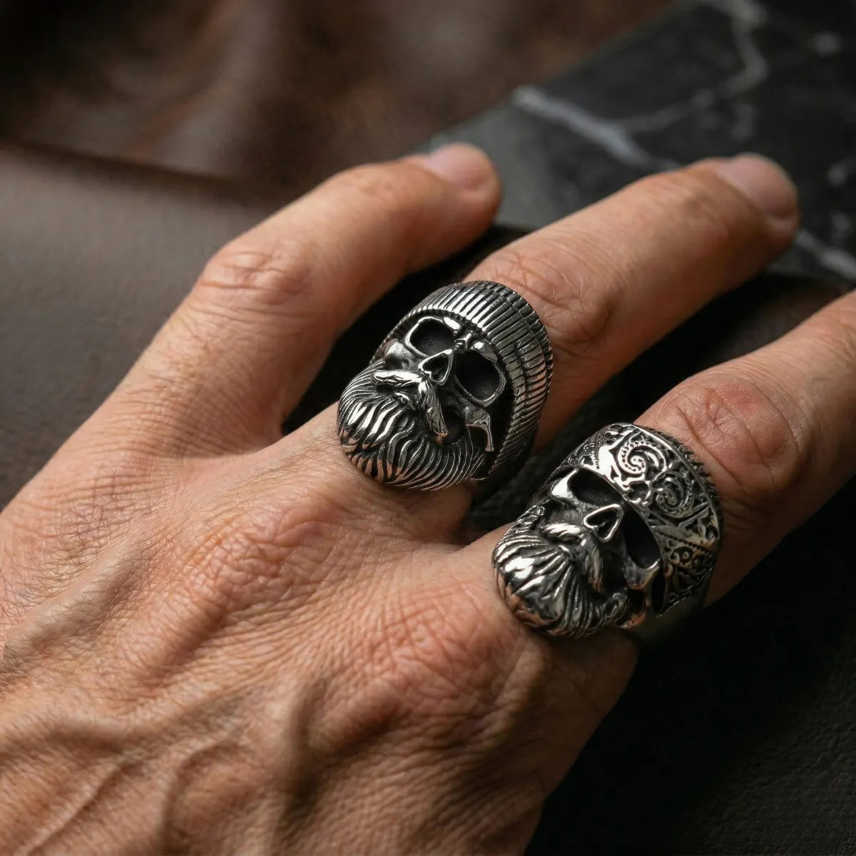 Men‘s silver Beard Skull Rings on hand