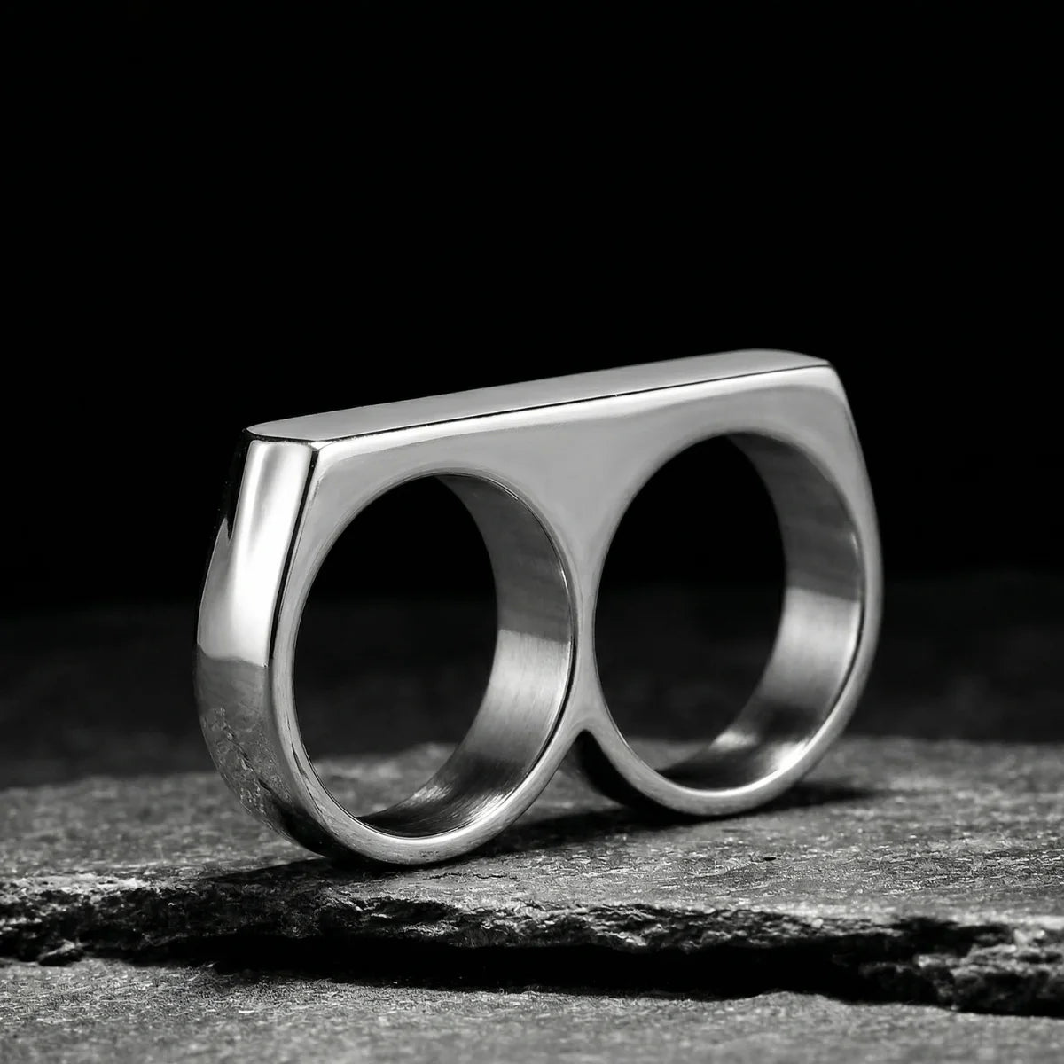 Silver Men‘s Two Finger Ring on dark stone